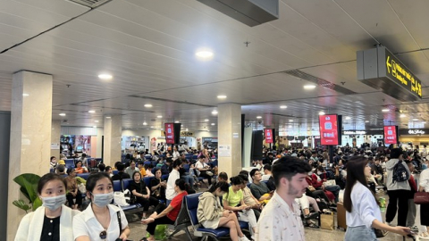 Khách đến sân bay Tân Sơn Nhất tăng vọt trong ngày mùng 4 Tết