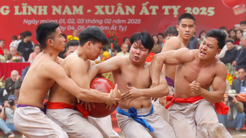 Hàng chục trai làng Thúy Lĩnh tranh nhau vật cầu may mắn đầu năm