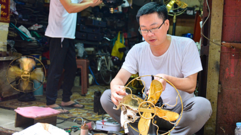 'Bệnh viện' cho những chiếc quạt cổ giá vài trăm triệu