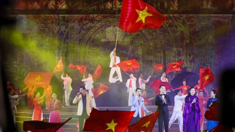 Giữa cơn mưa lớn, các nghệ sĩ vẫn 'cháy' với ký ức hào hùng