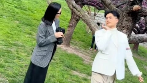 Lâm Bảo Châu hướng dẫn Lệ Quyên tạo dáng