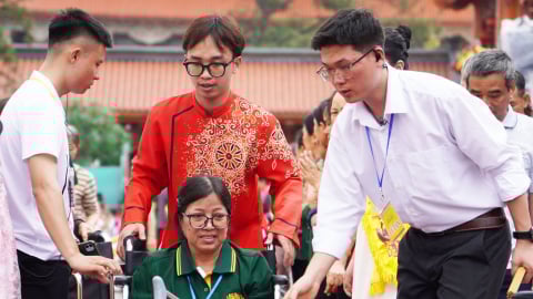 Đại lễ Phật đản 2025: 61 chiếc xe lăn được trao cho người khuyết tật