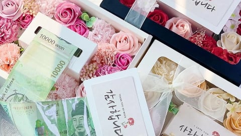 Giới trẻ Hàn stress vì 'cuộc đua' tặng tiền trong Ngày cha mẹ
