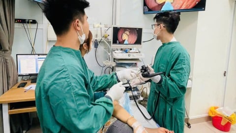 Bã thức ăn to bằng quả trứng trong dạ dày cụ bà 65 tuổi