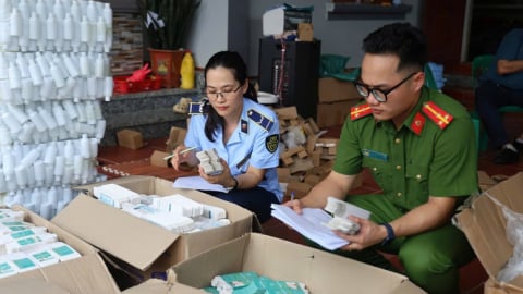 'Đột nhập' xưởng sản xuất mỹ phẩm giả, bán trăm nghìn đơn trên Shopee, TikTok