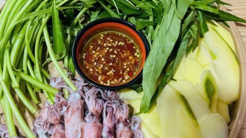 Nguy cơ ngộ độc từ trào lưu ăn mực trứng cuốn rau muống sống