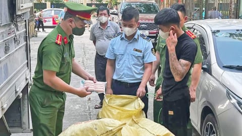 Gần 1,5 tấn xúc xích lậu chuẩn bị tuồn vào Hà Nội, chủ hàng thừa nhận thu mua trôi nổi