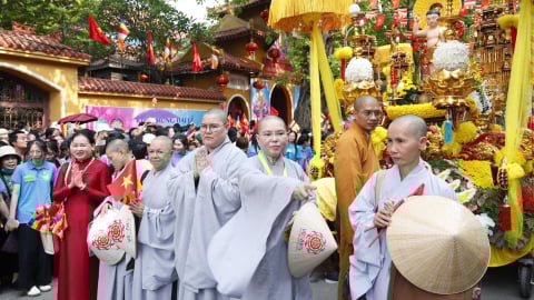 Hàng nghìn người dân Hà Nội chờ đón xá lợi Phật Thích Ca Mâu Ni