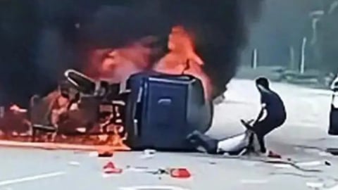 'Anh hùng' tay không phá cửa xe cháy, cứu tài xế thoát chết trong gang tấc