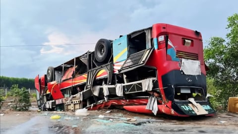 Bình Thuận: Xe khách chở 24 người lật ngửa trên quốc lộ 55