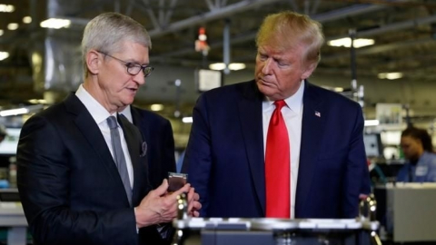 Tổng thống Trump điện đàm với CEO Apple Tim Cook sau quyết định hoãn thuế