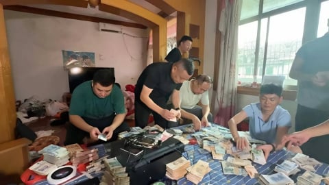 Trung Quốc: In tiền giả mang về chợ quê lừa đảo, cặp vợ chồng trả giá 