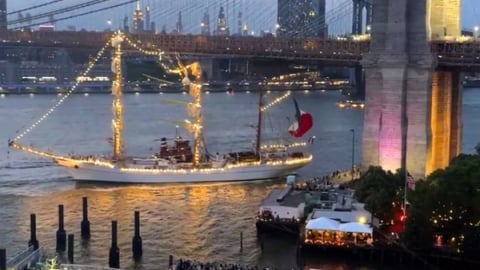 Tàu hải quân Mexico mất kiểm soát đâm cầu Brooklyn Mỹ, 2 người tử vong
