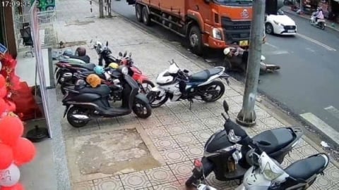 Xe container không người lái cán chết người dừng đèn đỏ: Tài xế có vô can?
