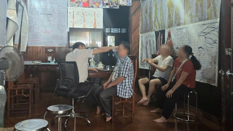 Cơ sở 'chữa bệnh bằng nước' khóa cổng, nhốt đoàn kiểm tra