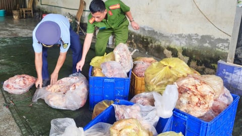 Kinh hãi kho chứa gần 4 tấn thực phẩm bốc mùi sắp tuồn ra thị trường