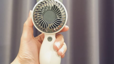 Loạn giá quạt điện mini cầm tay