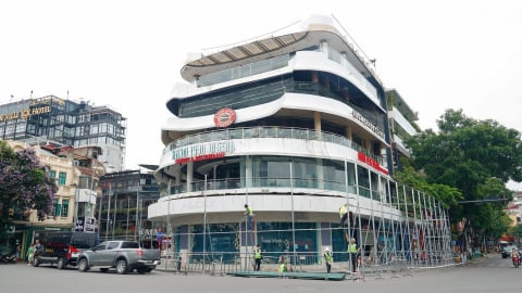 Dựng rào chuẩn bị phá dỡ 'Hàm Cá Mập'