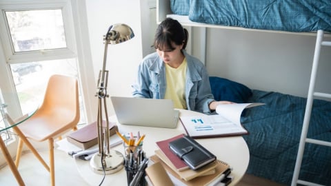 Trường Trung Quốc bị chỉ trích vì yêu cầu sinh viên cởi đồ khi xin nghỉ vì đau bụng kinh
