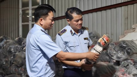 Phát hiện xưởng sản xuất tất giả nằm sâu trong ngõ nhỏ Hà Nội