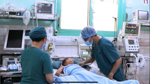 Bé gái 8 tuổi bị cửa điện cuốn toàn thân đã qua cơn nguy kịch
