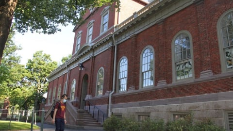 Tổng thống Trump giáng đòn mới vào Harvard, hủy hợp đồng 100 triệu USD
