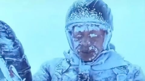 Người chơi dù lượn sống sót kỳ diệu sau khi bị hút vào vùng mây đóng băng