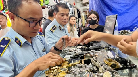 Hàng nghìn sản phẩm nghi giả tại Saigon Square, tiểu thương đóng cửa né kiểm tra