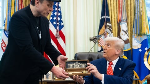 Elon Musk chính thức rời Nhà Trắng, được Tổng thống Trump trao chìa khóa vàng
