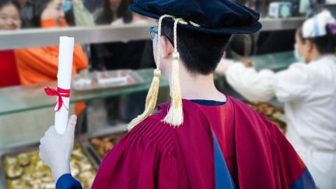Trường đại học gây tranh cãi vì tuyển quản lý căng tin phải có bằng tiến sĩ 