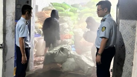 Quảng Ninh: Lại phát hiện hơn 12 tấn chân gà bốc mùi không rõ nguồn gốc