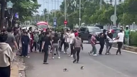 Đắk Lắk: Hỗn chiến trước cổng bệnh viện, có người được khiêng vào cấp cứu