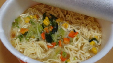 Ăn mì gói, đồ ăn vặt thay cơm nhiều tháng, nam thanh niên phải uống thuốc suốt đời