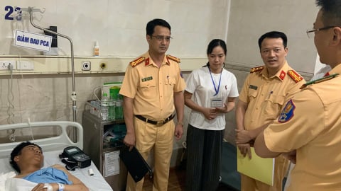 CSCĐ bị xe tải tông trọng thương khi làm nhiệm vụ trên cao tốc