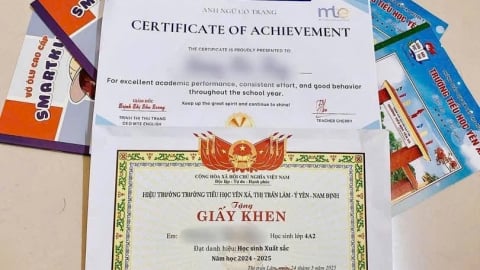 Khoe bảng điểm, giấy khen gây áp lực vô hình lên con trẻ