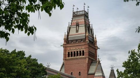 Đại Học Harvard phản ứng gay gắt, tuyên bố bảo vệ sinh viên quốc tế