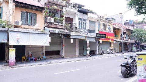 Hà Nội: Hàng loạt cửa hàng trên phố cổ đóng cửa, chợ truyền thống vắng vẻ, tiểu thương e ngại