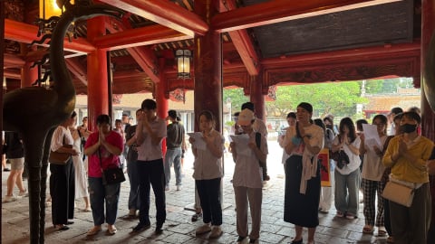 Sĩ tử 'đội nắng' đến Văn Miếu - Quốc Tử Giám cầu may trước kỳ thi lớp 10