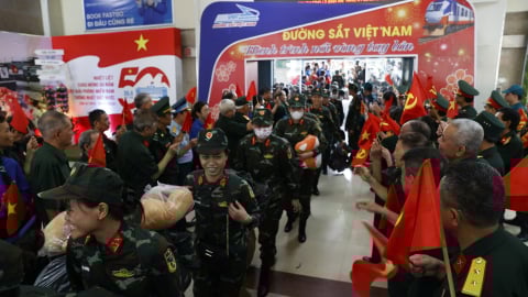 Hàng trăm người dân đón chào bộ đội ra Bắc duyệt binh