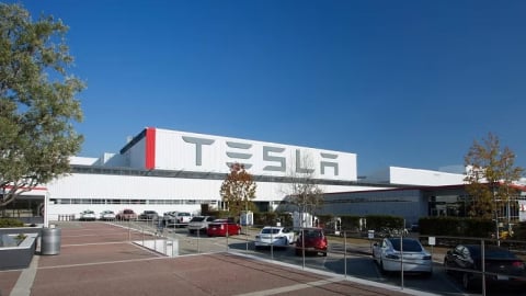 Cổ phiếu Tesla phục hồi vượt mốc 300 USD khi Tổng thống Trump và Elon Musk ám chỉ hòa giải