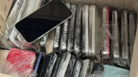 Phát hiện liên tiếp các vụ vận chuyển lậu điện thoại qua đường hàng không tại Nội Bài