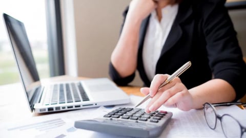 Quản lý ngân hàng biển thủ trăm tỷ, thua sạch chứng khoán