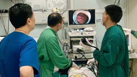 Hà Nội: Bé 21 tháng tuổi suýt thủng ruột vì nuốt kẹp tóc kim loại
