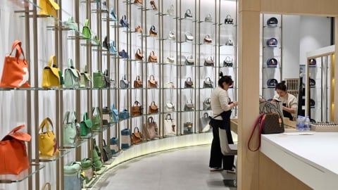 Trung Quốc: Người tiêu dùng xa lánh hàng hiệu dù giảm giá đến 90%