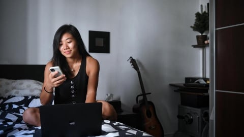 Thế hệ Z ‘mắc kẹt’ trong ngày nghỉ: Được nghỉ nhưng vẫn... làm việc online