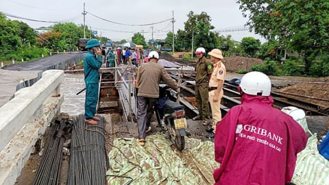 Gia Lai: Cầu đang sửa ngập sâu, hàng trăm phương tiện kẹt cứng trên Quốc lộ 25