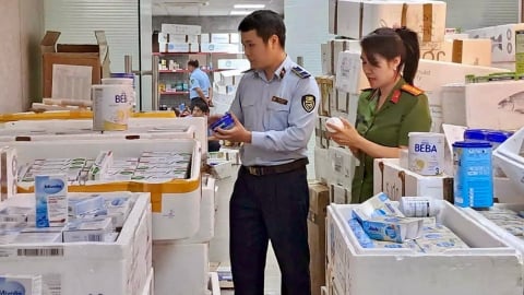 Hà Nội: Phát hiện kho chứa sữa, mỹ phẩm nhập lậu 'núp bóng' ngân hàng