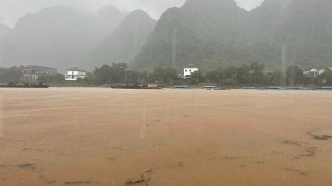 Quảng Bình: Tìm kiếm bốn người mất tích do mưa lũ
