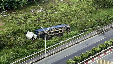 Xe container lao xuống bãi cỏ, lật ngang trên cao tốc TP HCM