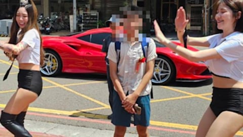 Cha mẹ thuê vũ công múa cột trong lễ tốt nghiệp của con trai